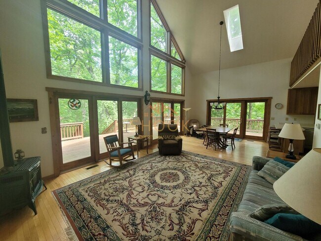 Building Photo - A Little Piece of Tennessee! Your Private Wooded Home!