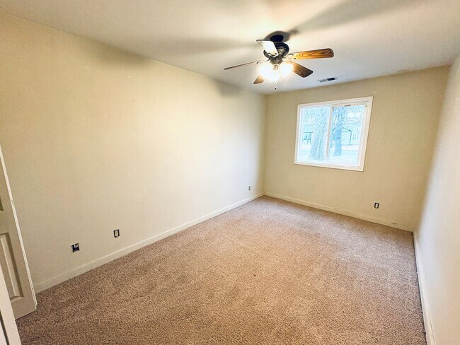 Building Photo - 3 bedroom 1 bathroom house with large yard!