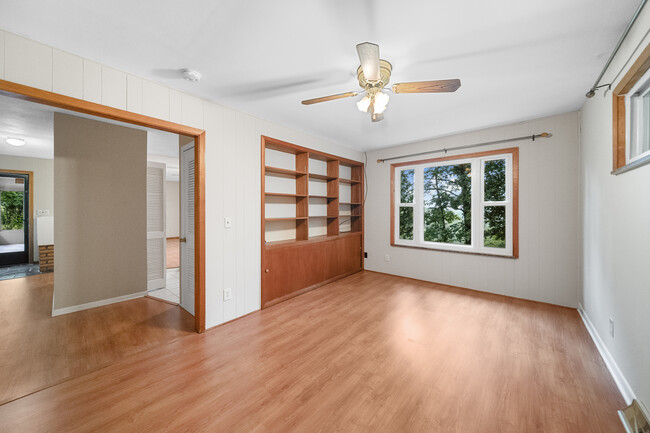 Office with built-ins - 162 Osborne St