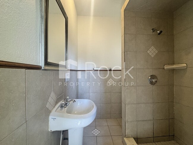 Building Photo - 114-116 SW 23rd St Duplex