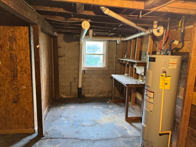 Building Photo - 2-bed/1-bath Downstairs unit!