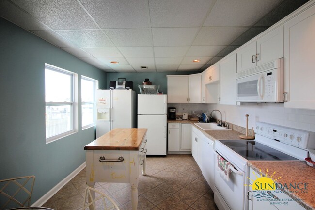 Building Photo - Fully Renovated and Furnished 2 Bedroom Co...