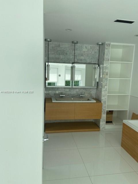 Building Photo - 1000 N Shore Dr