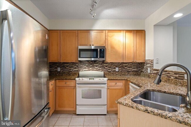 Building Photo - 3101 N Hampton Dr