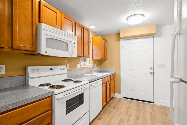 Building Photo - Cozy Studio Apartment in SE Portland w/ Laundry