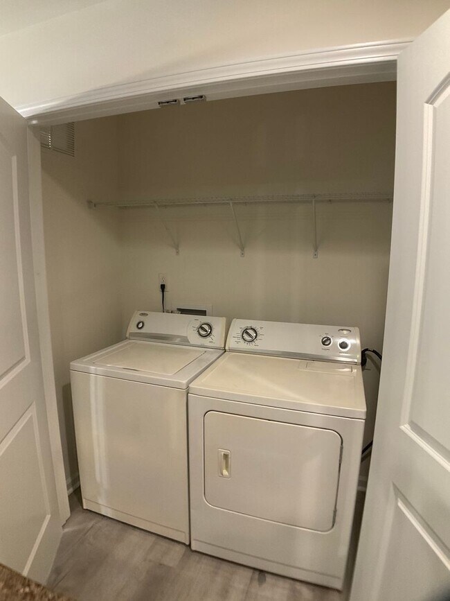 Building Photo - Almost Brand New 3 bed, 2 Bath with 1 Car ...