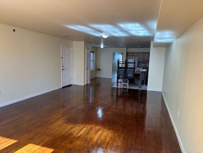 Building Photo - Top Floor/ Top Notch,4- 5 Bed, Two Bath, L...