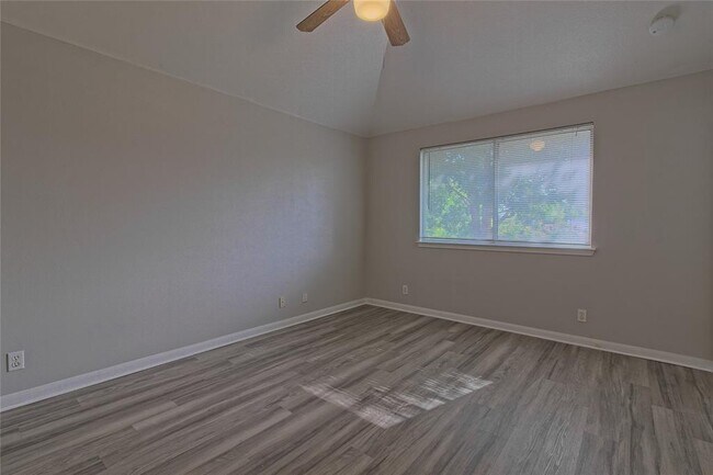 Building Photo - 300 Caladium Ct