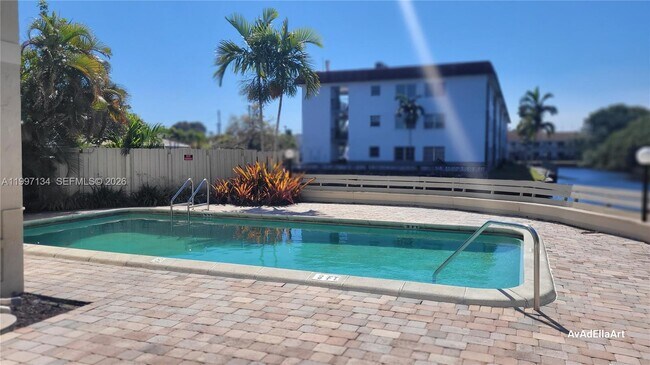 Building Photo - 1400 NE 54th St