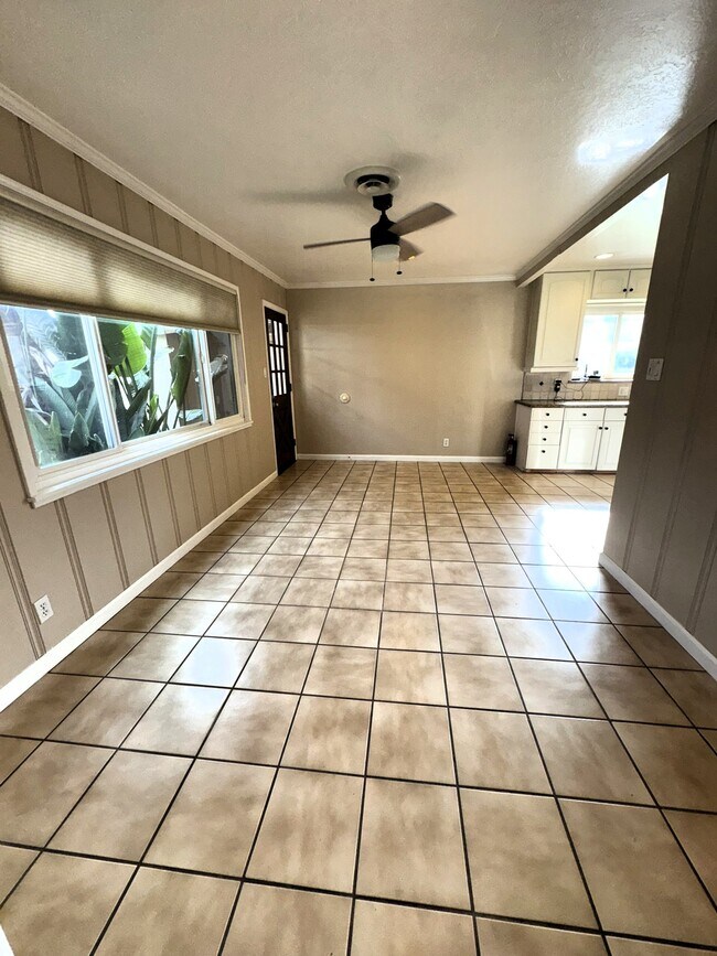 Building Photo - 454 W Twain Ave