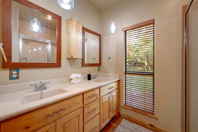 Building Photo - 401 Madrone Canyon Dr