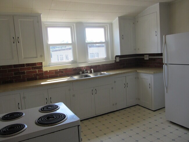 Building Photo - 14 Bradbury St