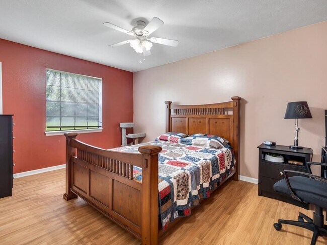 Building Photo - 4321 Snoopy Ln
