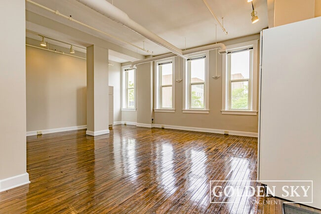 Building Photo - 301 S Walnut St