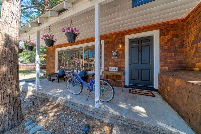 Building Photo - Lovely home with lake views available for ...