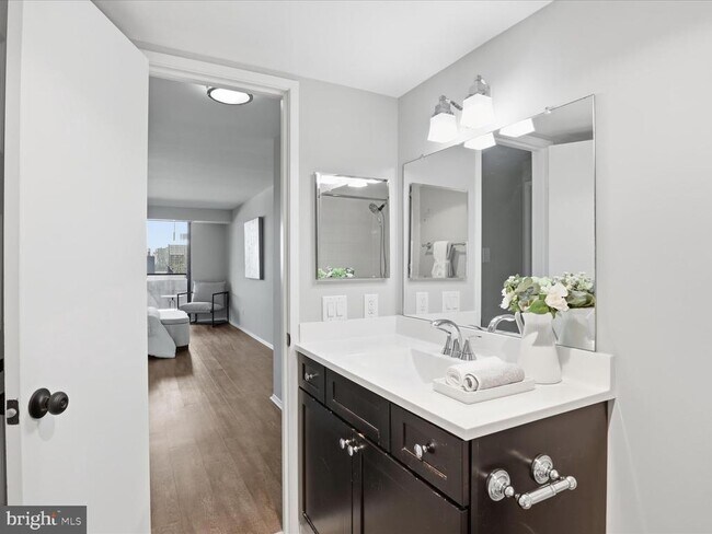 Building Photo - 1800 Old Meadow Rd