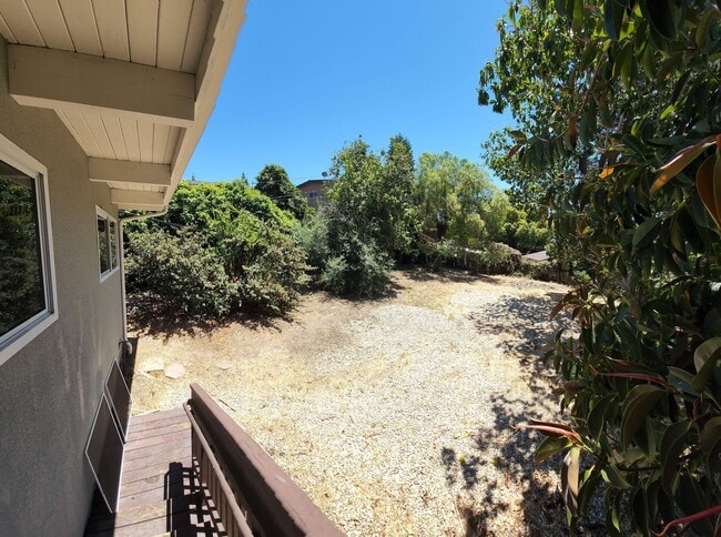 Building Photo - Large 5 Bedroom Home close to Poly Campus!!