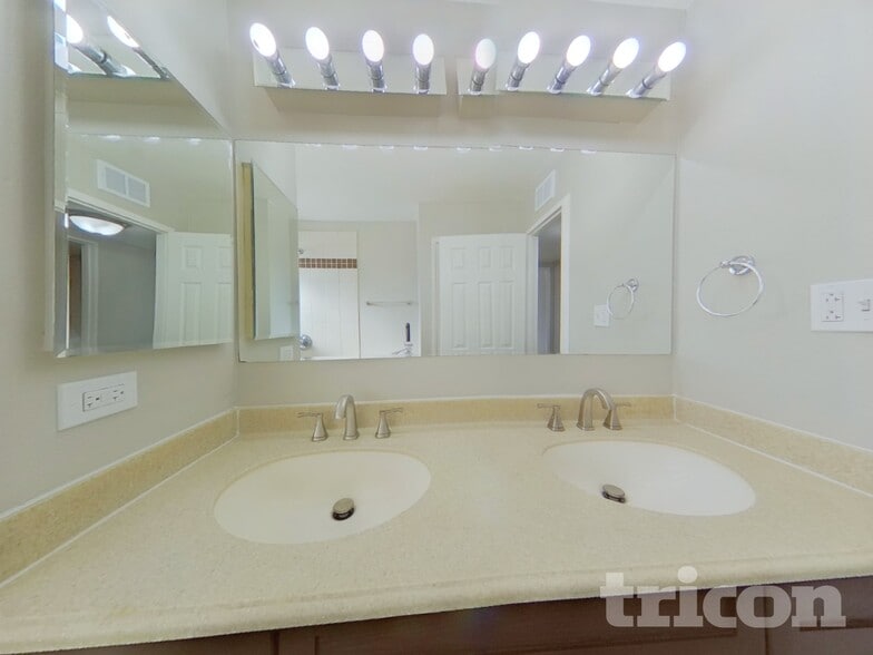 Building Photo - 1904 S Sheridan Ave