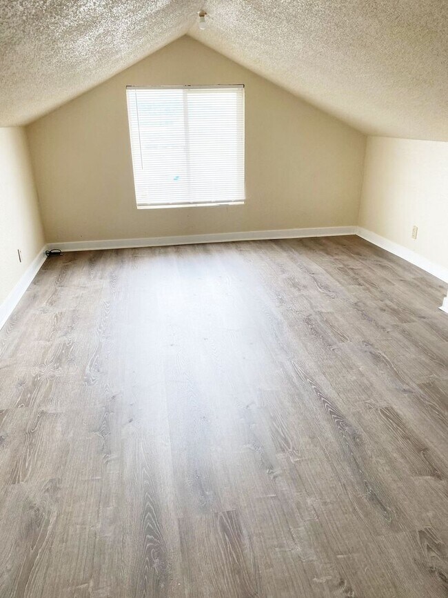 Building Photo - 2440 Chatham Hill Dr