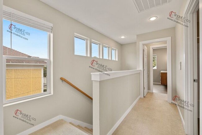 Building Photo - Modern & Spacious 3-Level Townhome with Lu...