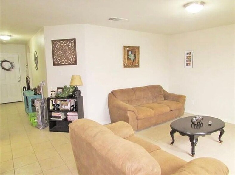 Building Photo - 725 Lazy Crest Dr