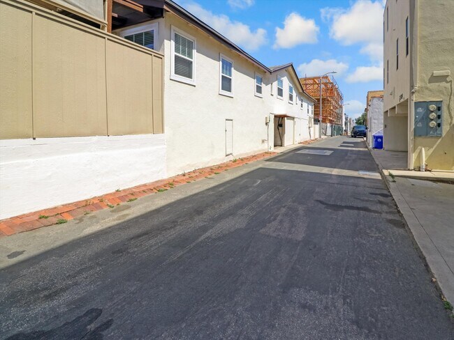 Building Photo - 218 25th Pl