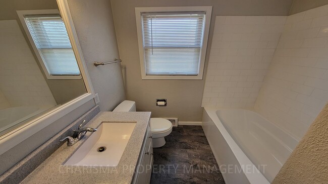 Building Photo - Newly Updated 2 Bedroom, 1.5 Bath House, C...