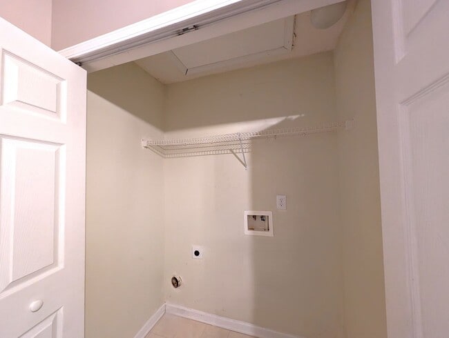 Building Photo - Charming, townhome located in the Bennington Place Community in Charlotte!