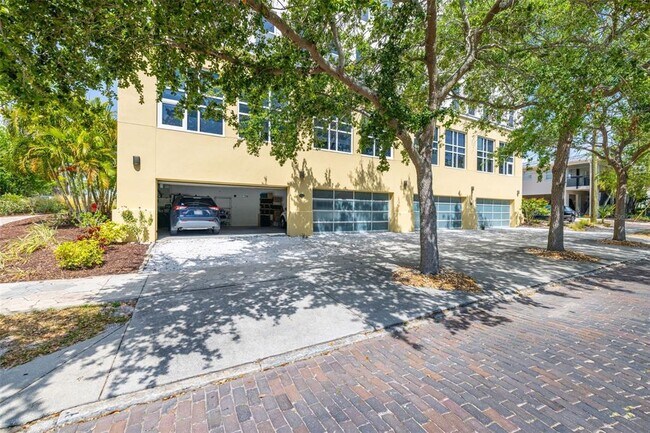 Building Photo - 205 5th Ave N