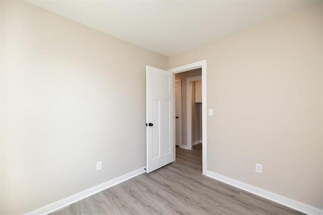 Building Photo - 542-544 W 50th Ct S