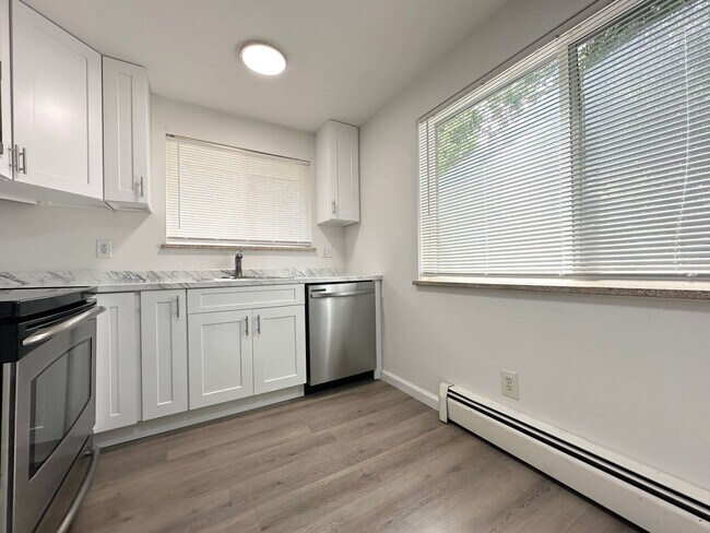 Building Photo - Large Duplex Style Home With Spacious Liva...