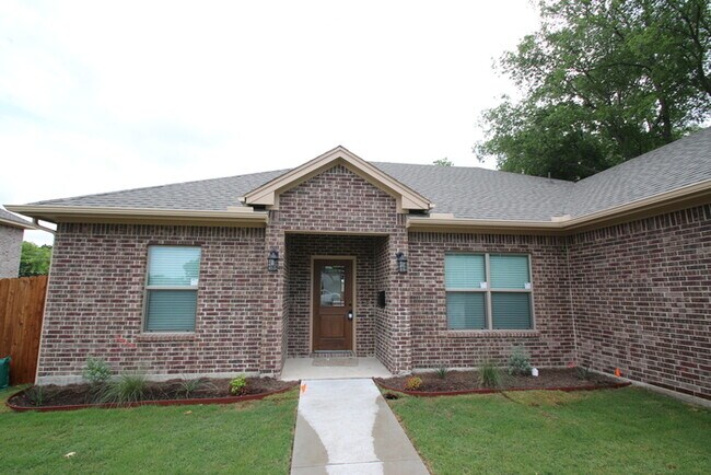 Building Photo - Ready Now! 3BD/2BA Home in Benbrook | Vaulted Ceilings | Gourmet Kitchen | 2-Car Garage | Landsca...