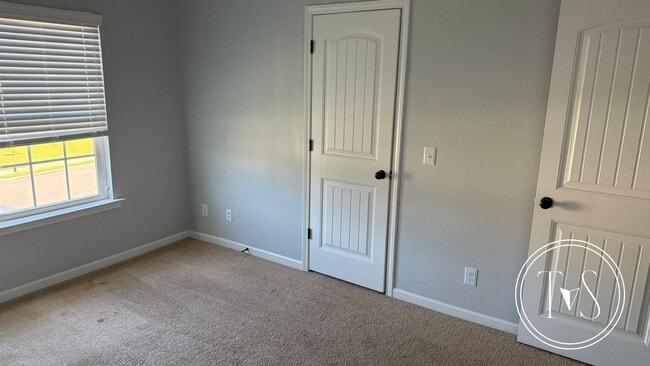 Building Photo - 983 Oak Crest Dr