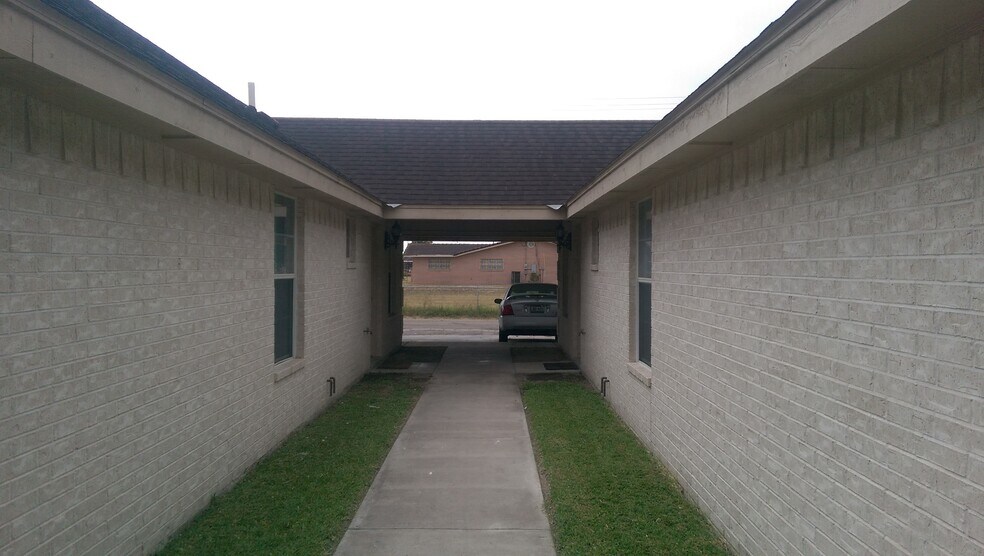 Building Photo - 825 W Bronze Dr