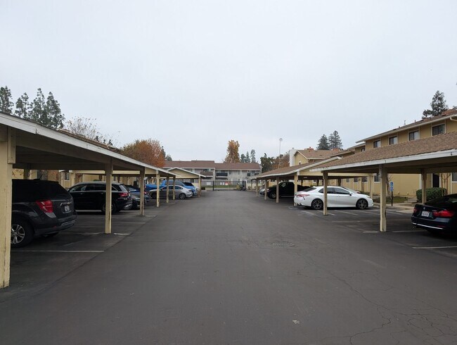Building Photo - Completely remodeled and updated condo close to Fresno State, shopping and hwy 168