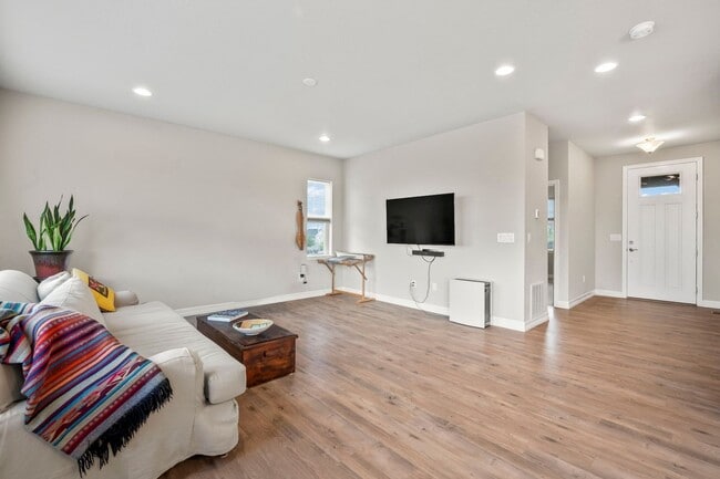 Building Photo - Stunning 4BR House in Aurora