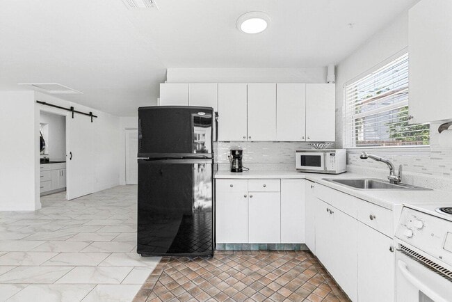 Building Photo - 519 29th St