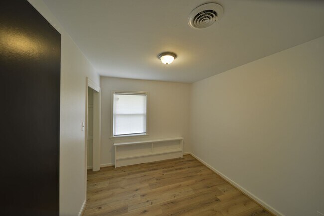 Building Photo - Seaford Rancher