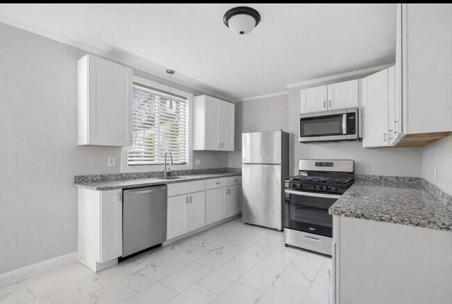 Building Photo - 28 Borden St