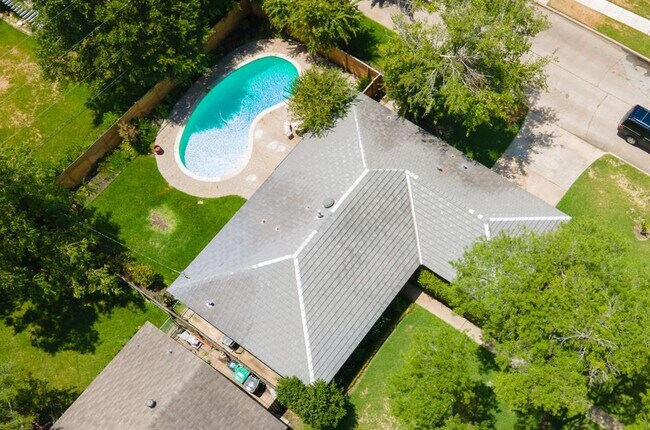Building Photo - 9423 Highmeadow Dr