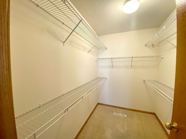Building Photo - 3 bed, 2 bath Twinhome