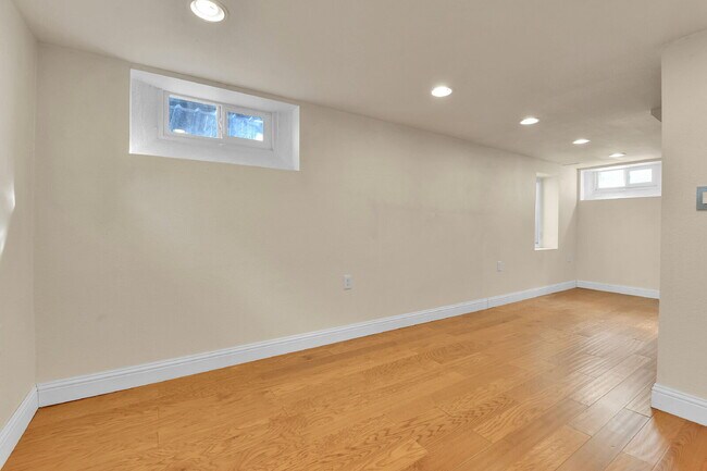Building Photo - 3 Bedroom 2 Bathroom Home Available August 7th!