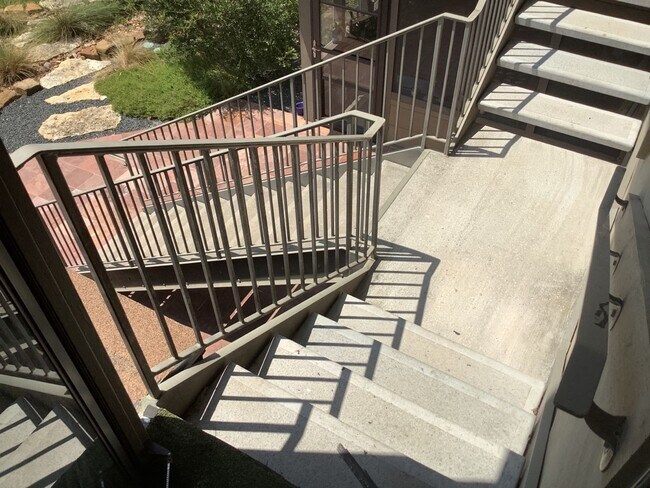 Building Photo - Renovated 1/1 Mid-Century Gem in Historic ...