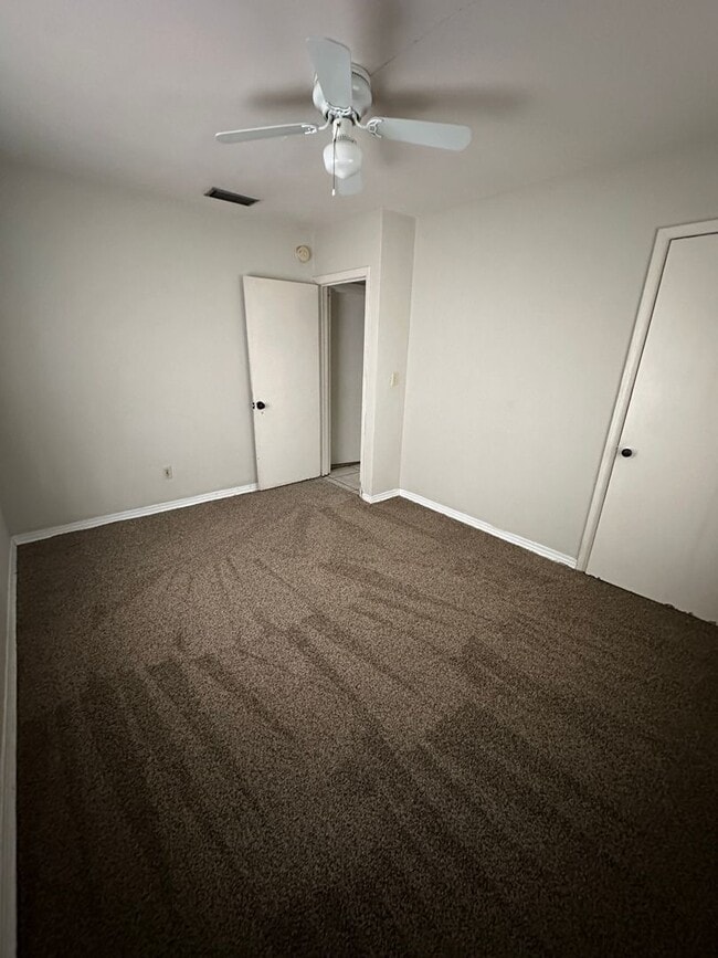 Building Photo - 3 Bed 1 Bath House with Fenced-in Yard. Available NOW!