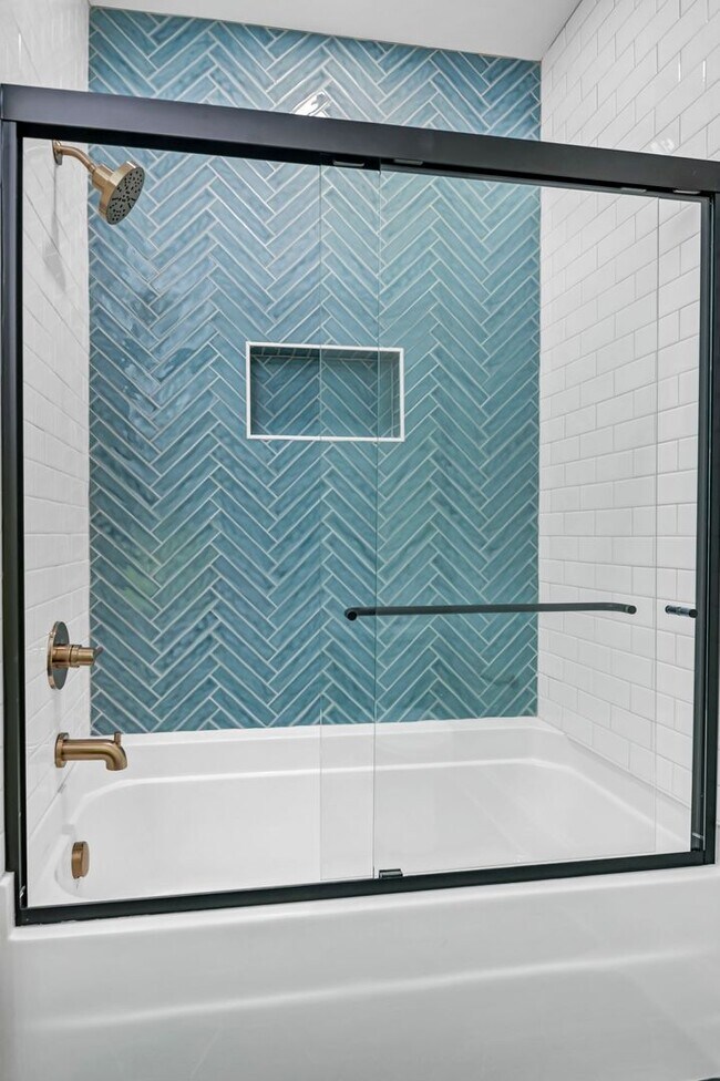 Building Photo - Pre-Leasing for the 26-27 School Year! - N...