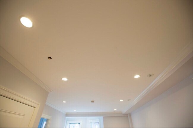 Building Photo - 296 Beacon St