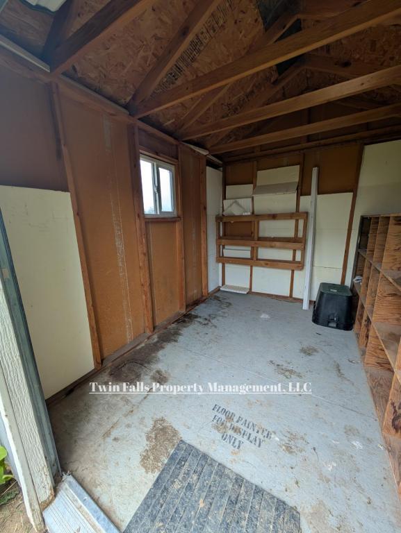 Building Photo - 213 Settlers Way W