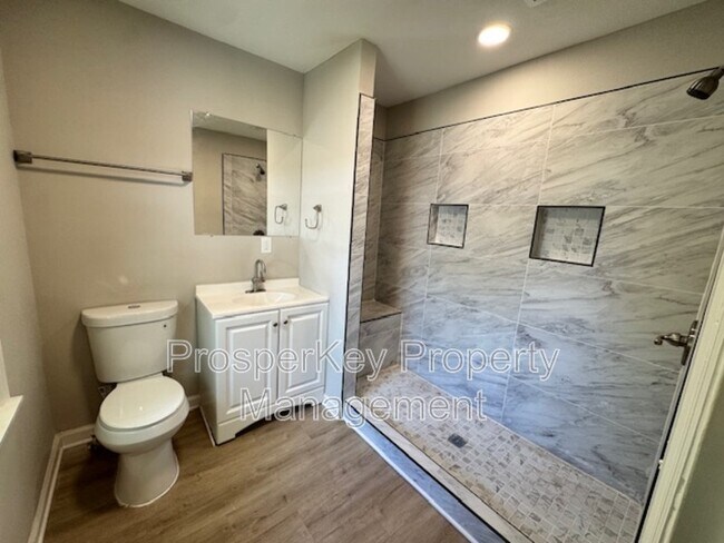 Building Photo - 4814 Fairview Dr