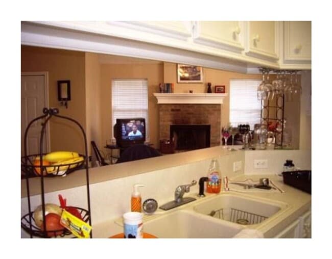 Building Photo - Spacious 3/2 duplex in great location