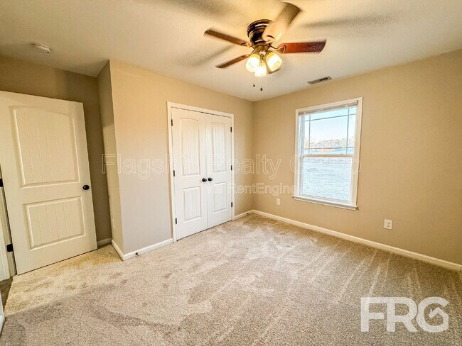 Building Photo - 200 Willow Pond Dr